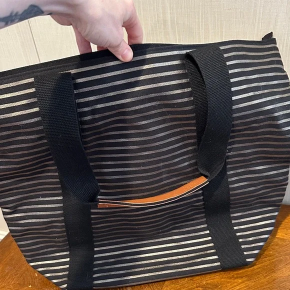 Bath and body works black and gold tote & matching pouch - Picture 3 of 10